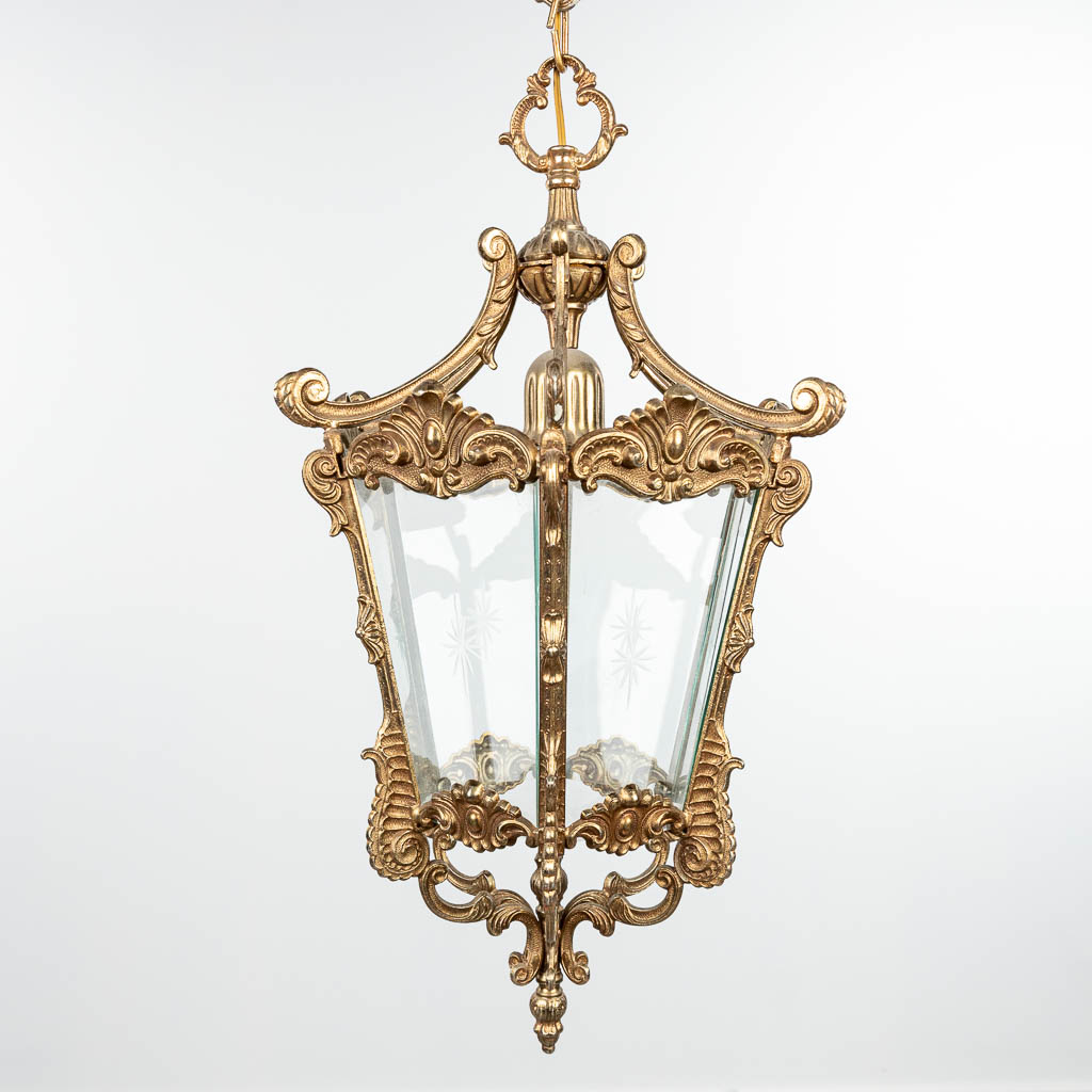 Een lantaarn gemaakt uit brons en glas. Tweede helft 20ste eeuw. (H:57cm)