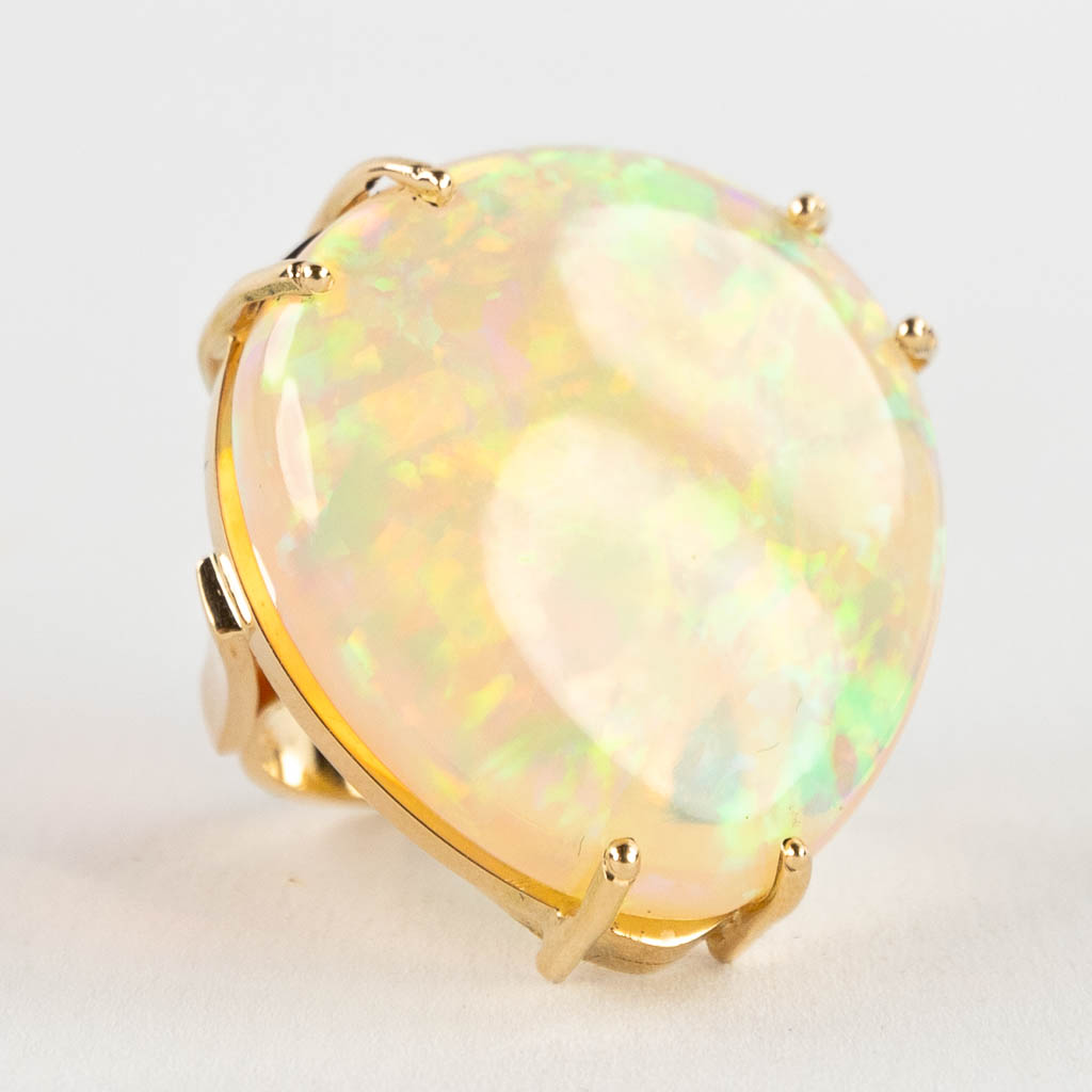 Een 18 karaats geelgouden ring met opaal, ongeveer 30 karaat. Ringmaat 55.