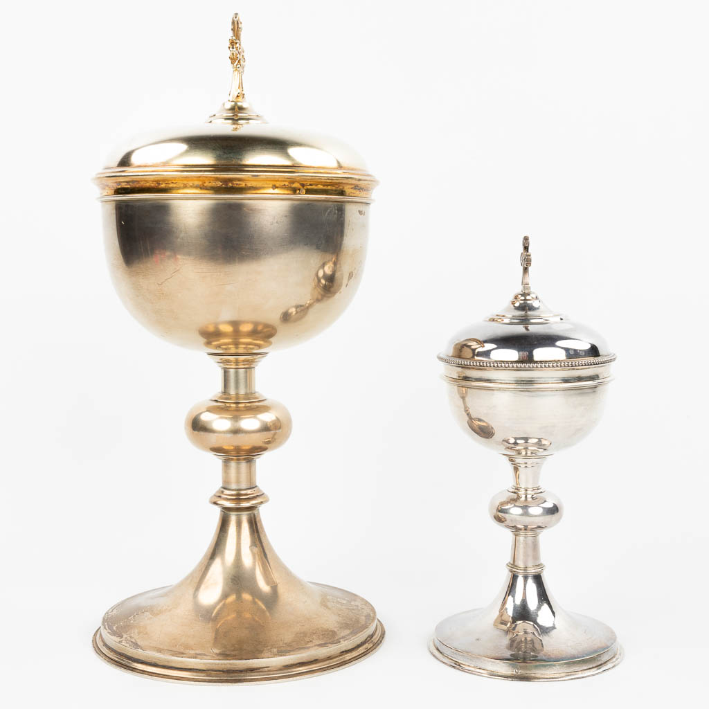 Een collectie van 2 ciborie, gemaakt uit zilver. Waarvan 1 gemerkt Biais Frères & Fils, Paris (H:36cm)