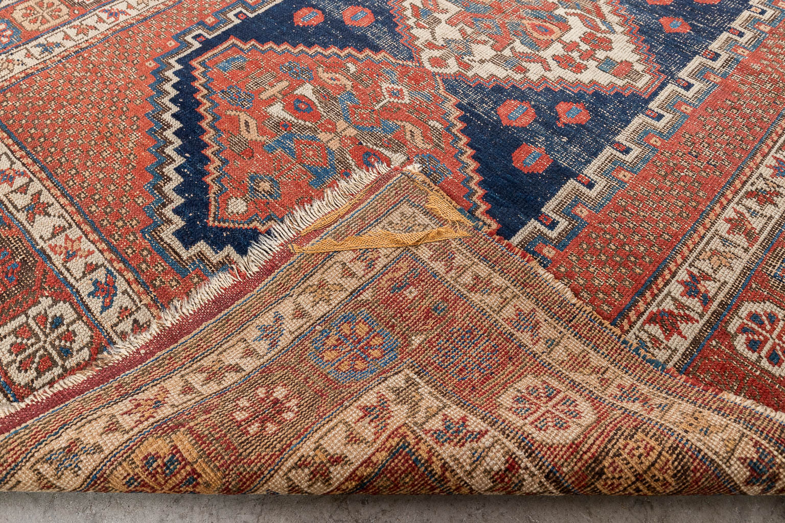 Een collectie van 2 Oosterse handgeknoopte tapijten. Waarschijnlijk Kaukasus. (L: 277 x W: 115 cm)