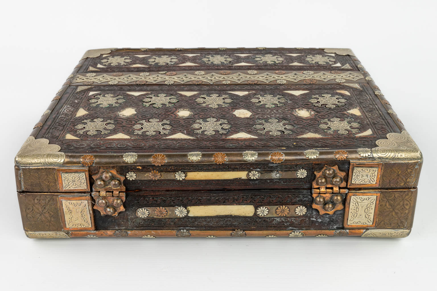 Een documentenkoffer gemaakt in Oosterse stijl, afgewerkt met metaal en ingelegd met parelmoer. (H:10cm)