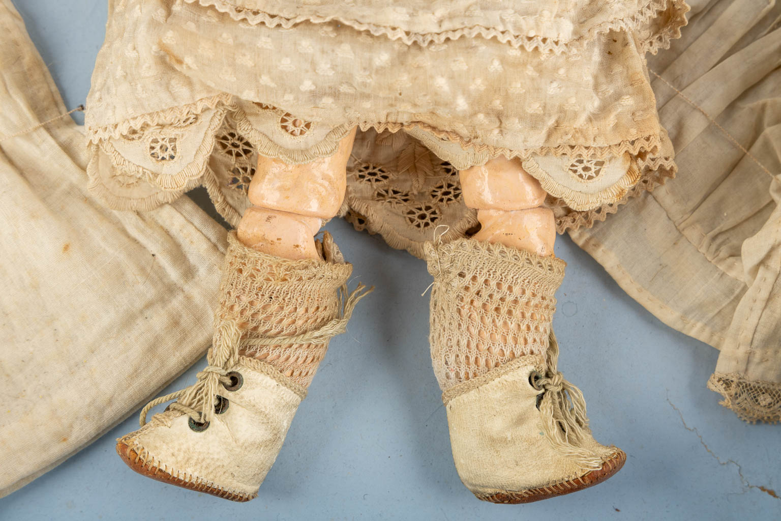 ABG Alt Beck en Gottschalk, model 1367, a vintage doll with clothes. (H:33 cm)