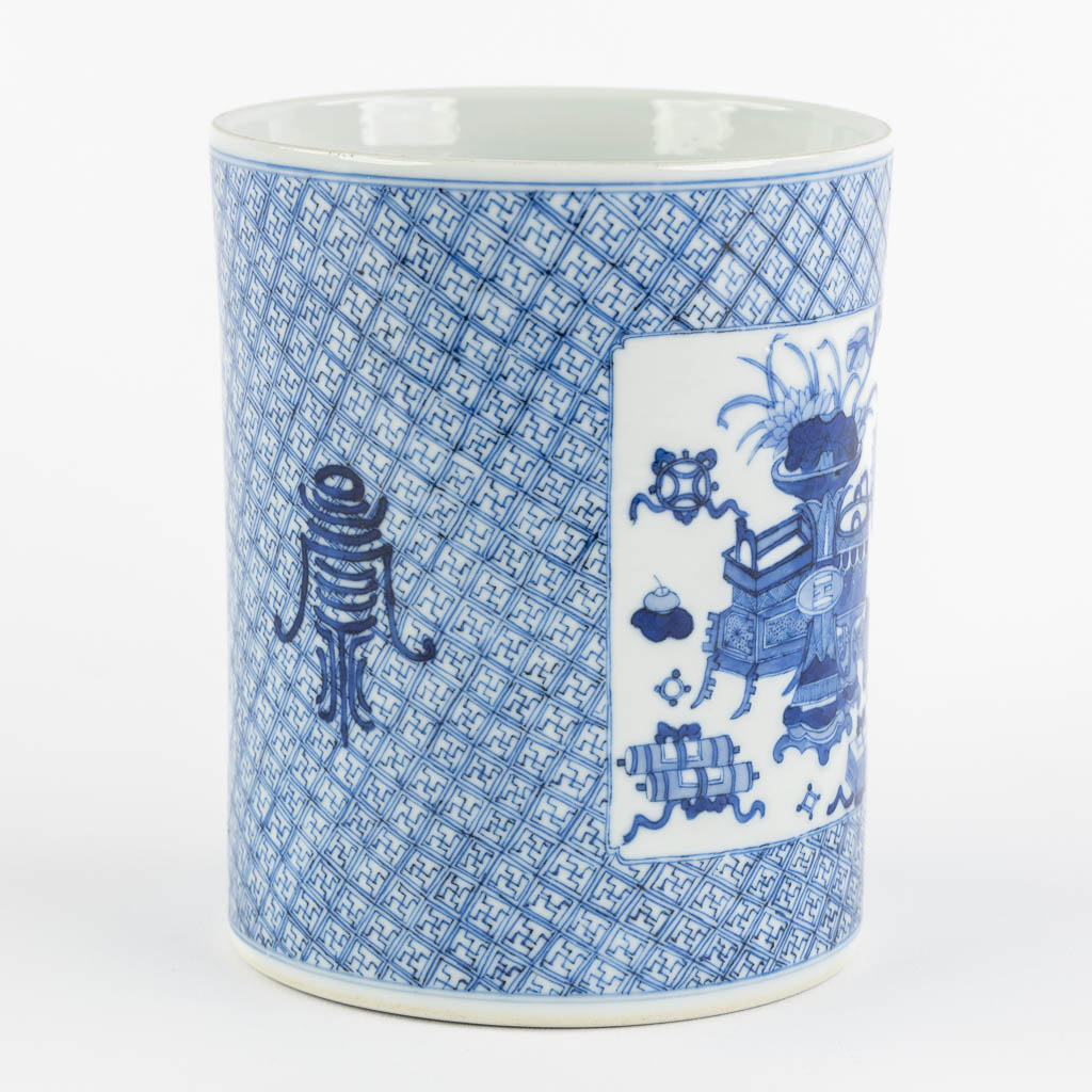 A Chinese brush pot, blue white, Swastika decor. Kangxi Style mark. (H:14,7 x D:12 cm)