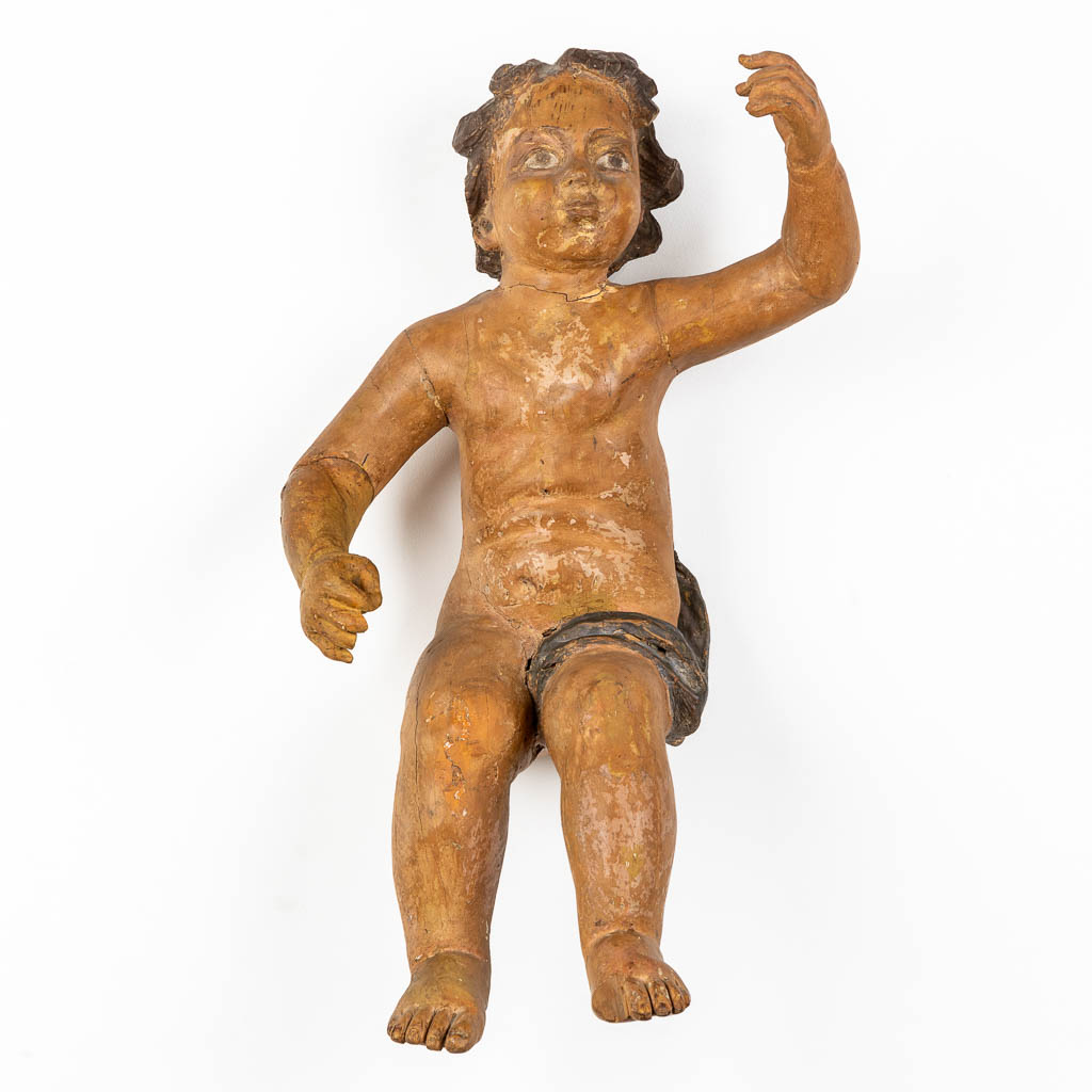 Lot 512 Een antieke figuur van een putto, gesculpteerd en gepatineerd hout. 18de eeuw. (L:35 x W:34 x H:67 cm)