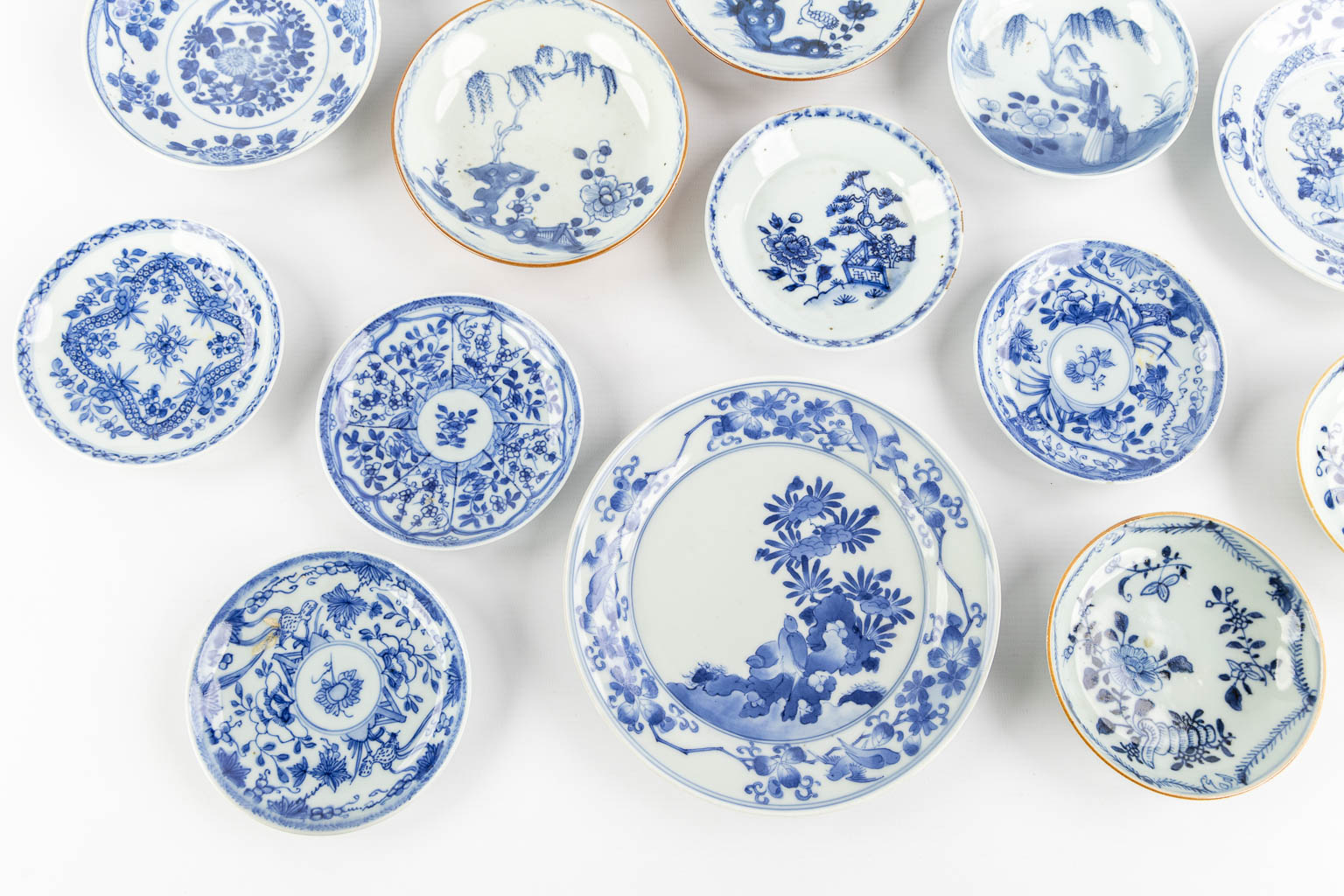 Zestien Chinese borden, Blauw-wit/Capucine decor. Kangxi/Yongzheng periode. (D:18,6 cm)