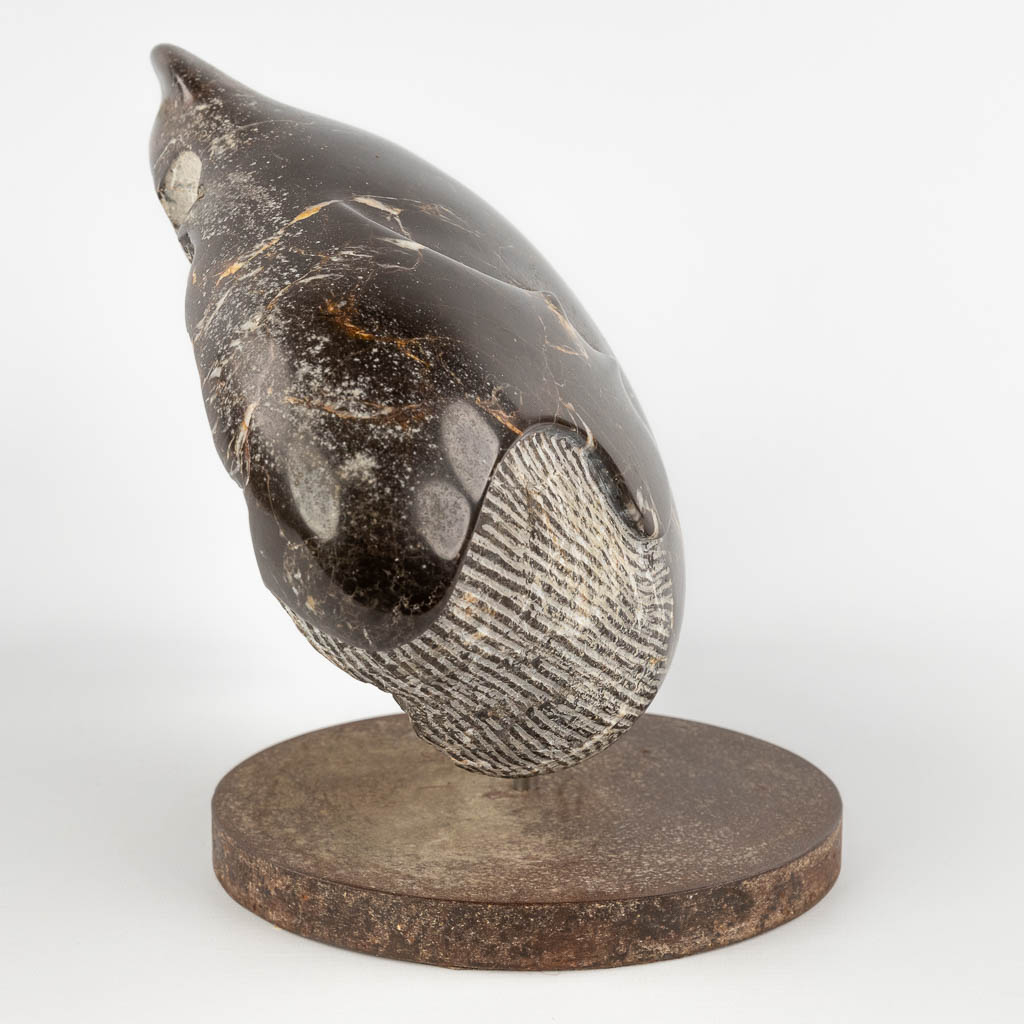 Lucien GHOMRI (1949) 'Walvis' gesculpteerde marmer. (D:20 x W:48 x H:25 cm)