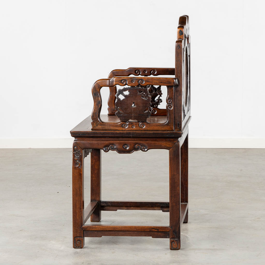 Een Chinese, gesculpteerde, hardhouten stoel, afgewerkt met marmer plaquettes. (L:50 x W:64 x H:100 cm)