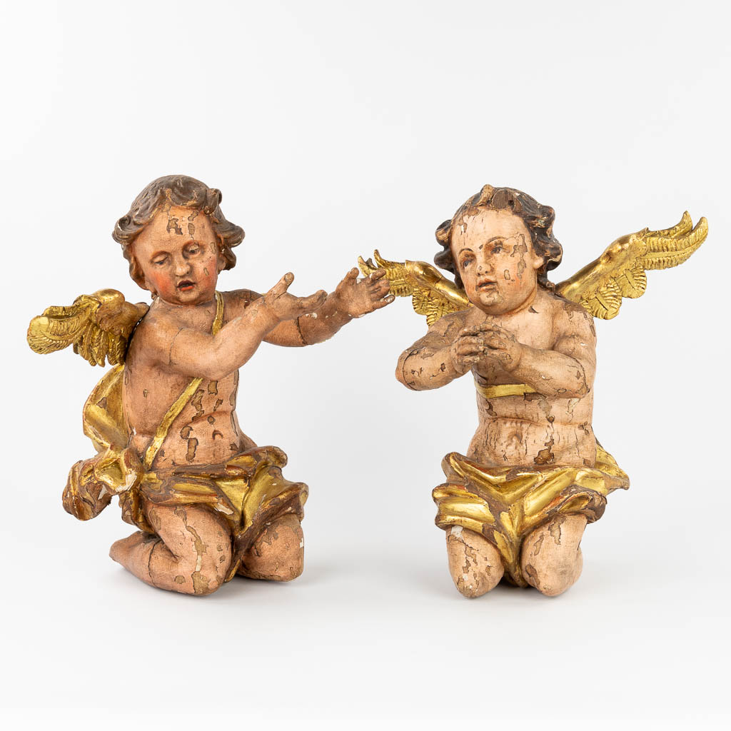 A pair of wood sculptured kneeling angels, with the original polychrome. 18th/19th C. (W:39 x H:40 cm)
