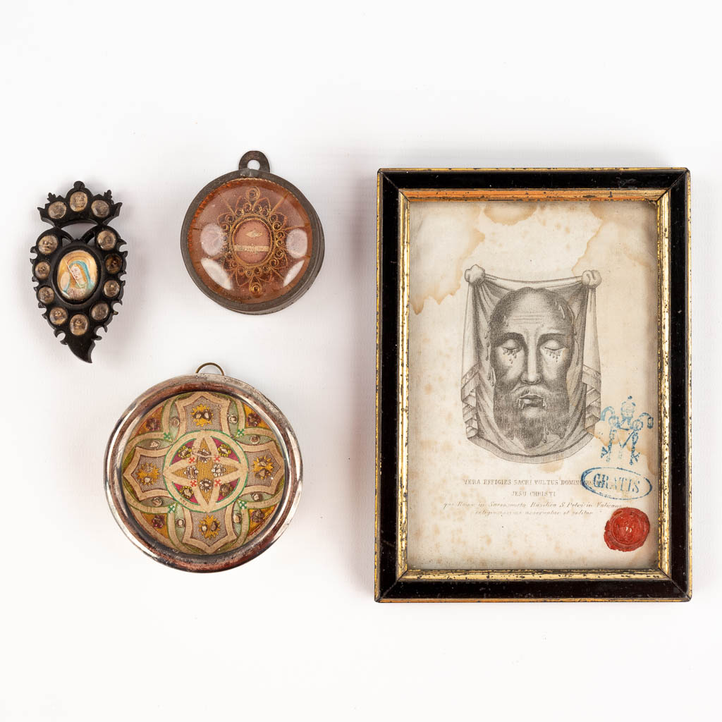 Een samengestelde collectie reliquaria, Doek van Veronica, een relikwie Heilig hart in ebbenhout, en meer. (W:13 x H:18 cm)