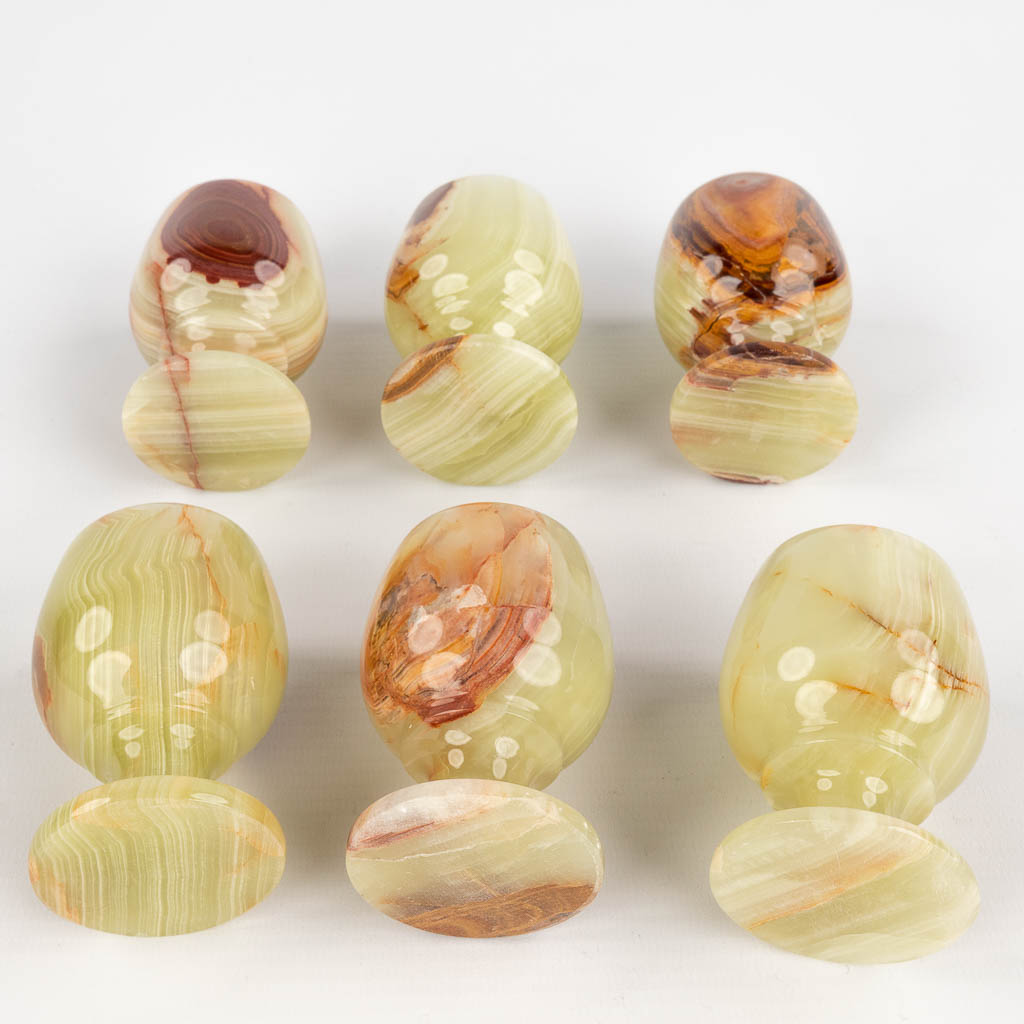 A collection of 11 items made of sculptured onyx. (H: 31 x D: 15 cm)