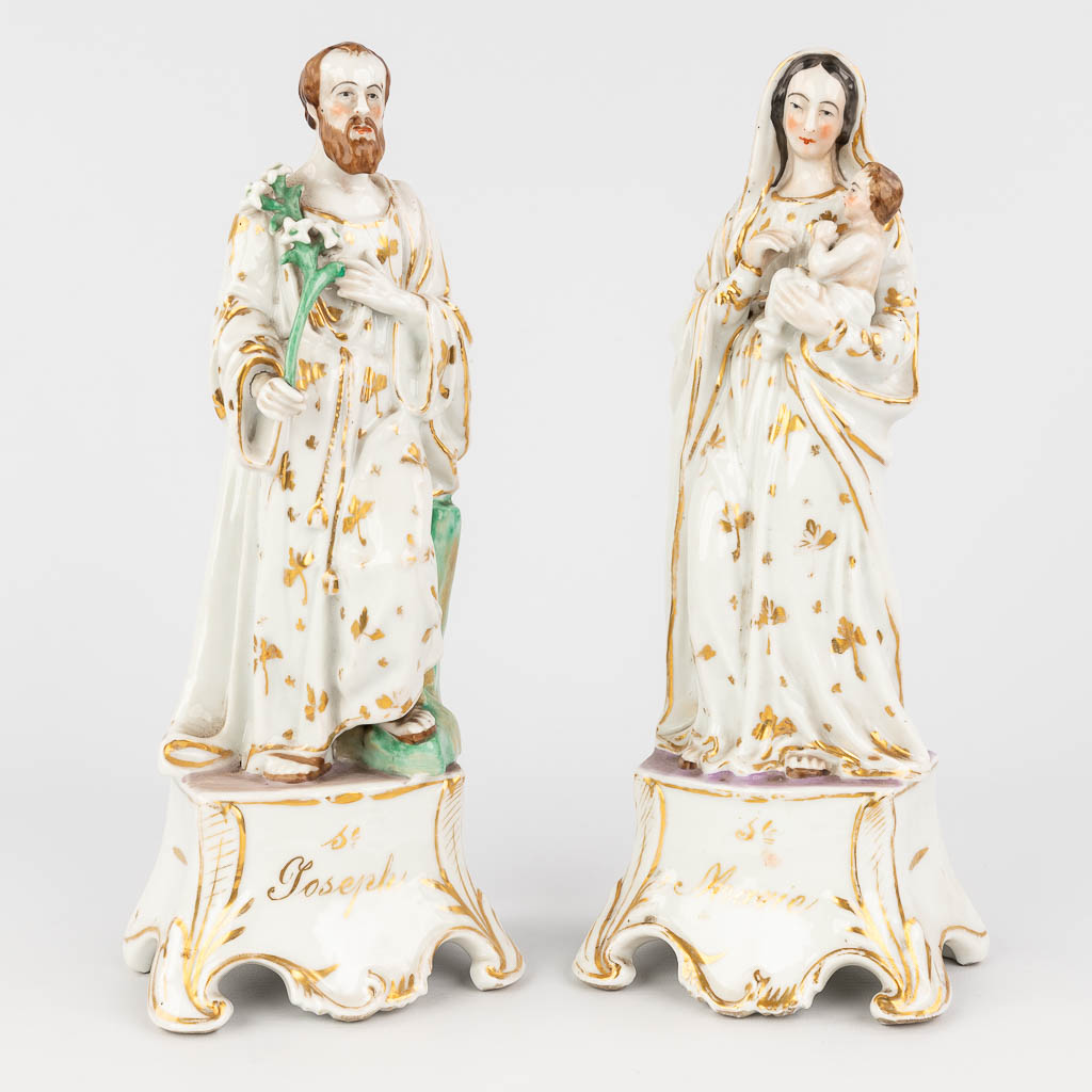 Een figuur van Jozef en Maria, porselein, Andenne, België. (H: 32 cm)