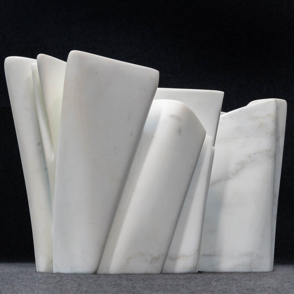 Pablo Atchugarry (1958) kunstwerk gemaakt uit witte Carrara marmer. 