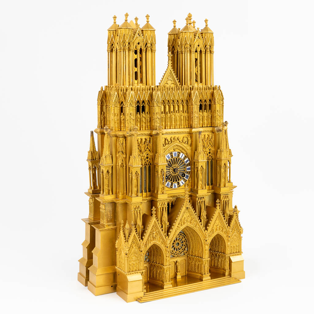 Cathedrale De Reims, een uitzonderlijke schouwklok gemaakt uit verguld brons. (15 x 31 x 47cm)