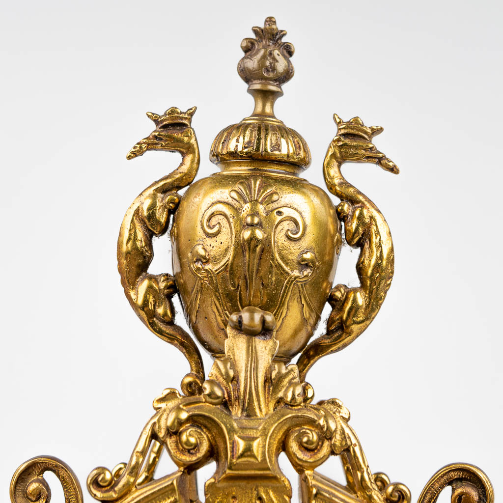 Een driedelige schouwgarnituur gemaakt uit brons. (H:50cm)