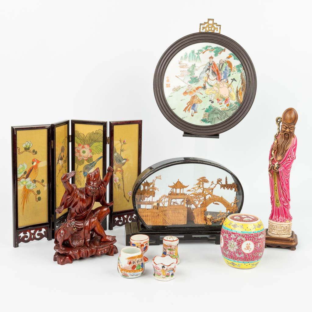 Lot 072 An assembled collection of Chinese items made of hardwood, porcelain of Chinese origin. (H:36cm)