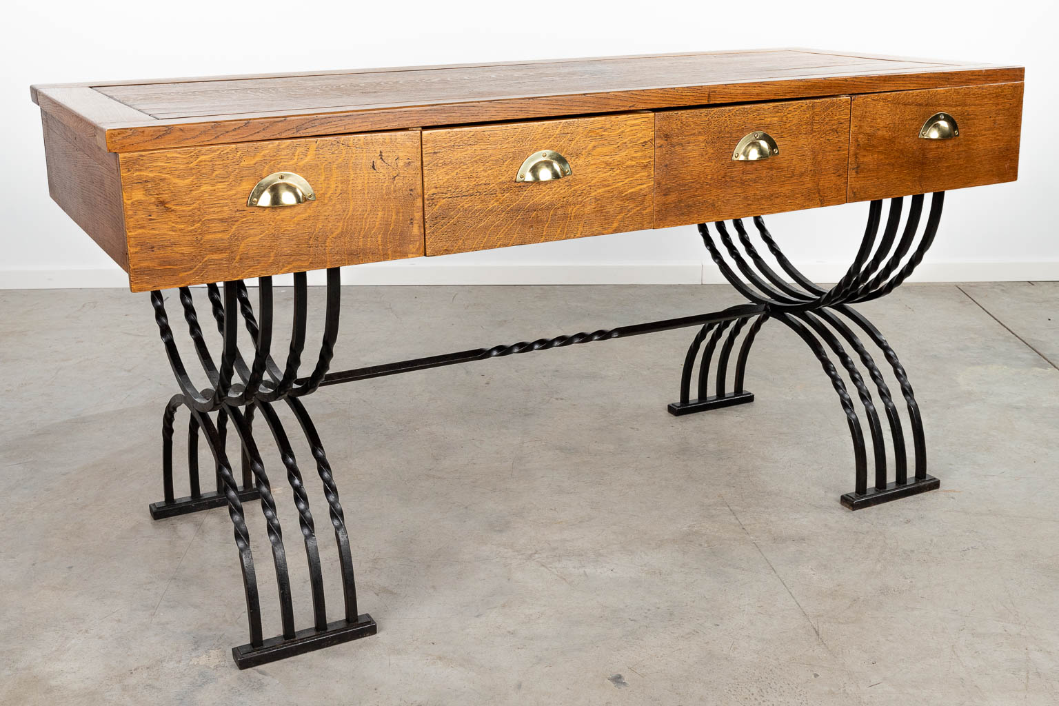 A shop counter made of wrought iron and wood. Used in the Paris Londres in Bruges. (H:85cm)