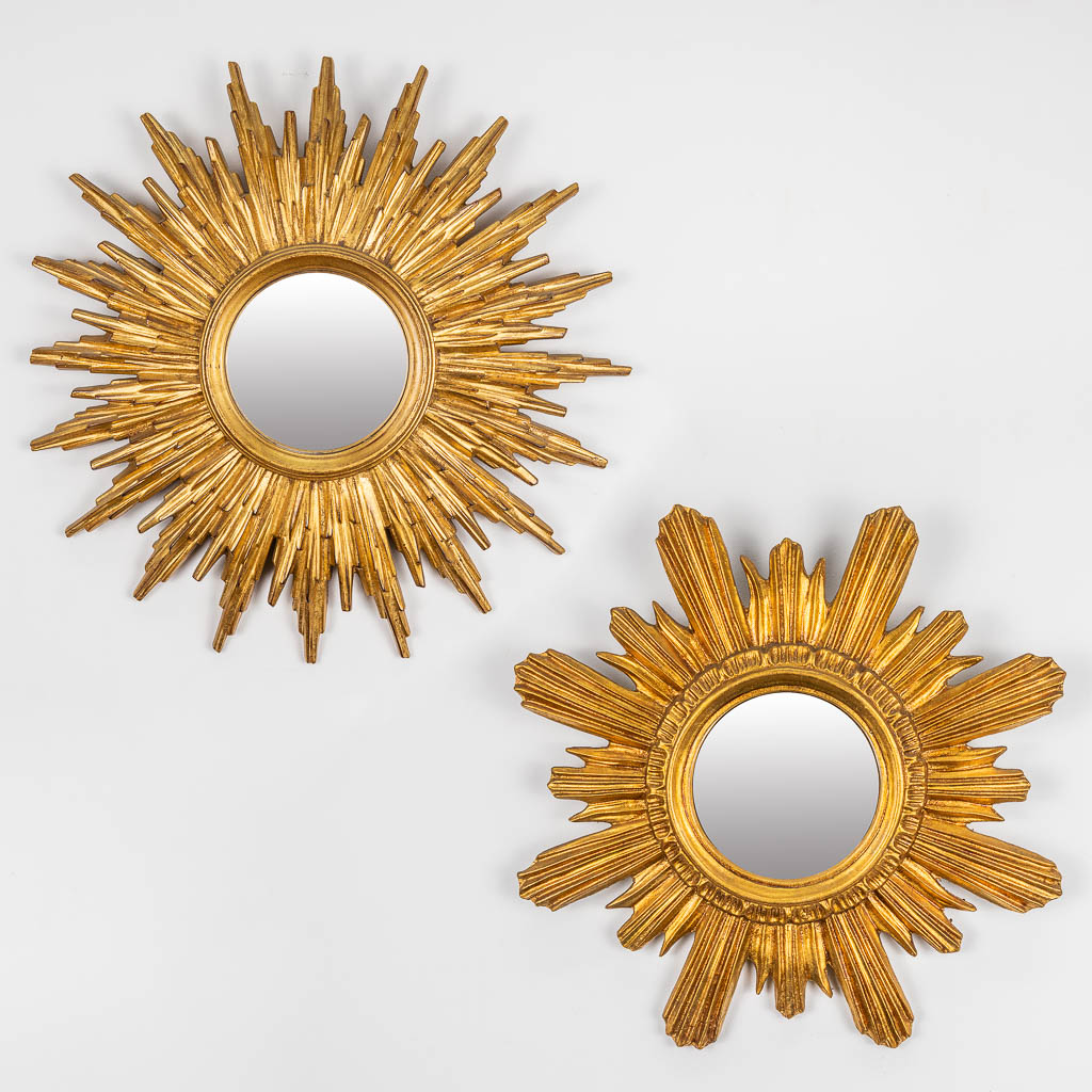 A collection of 2 sunburst mirrors made of resine. 