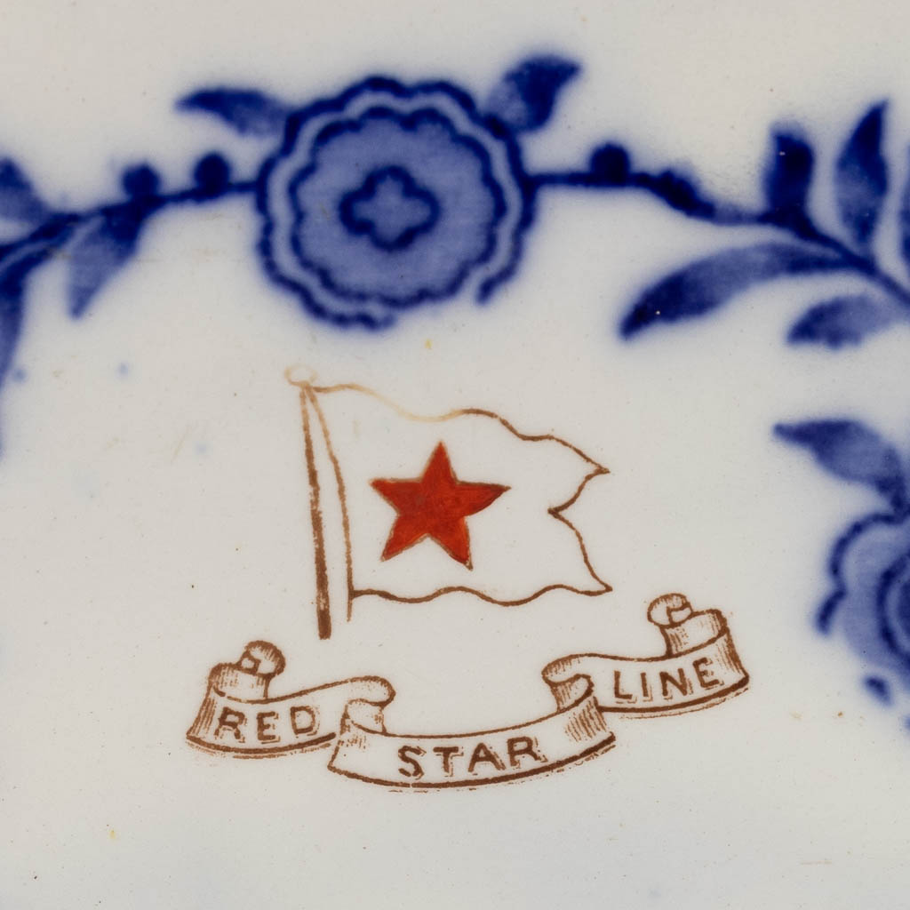 Red Star Line, een slakom, blauw-wit Delftse faience, voor het tweede klasse restaurant. Laat 19de eeuw. (D:21,5 x W:21,5 x H:11