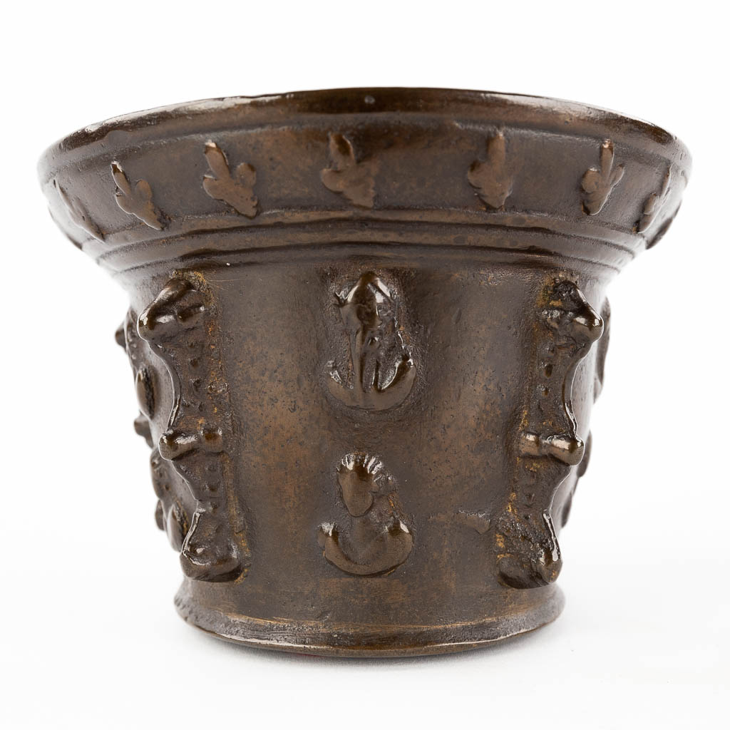 An antique mortar with pestle, bronze, 17th/18th century. (H: 10 x D: 14,5 cm)