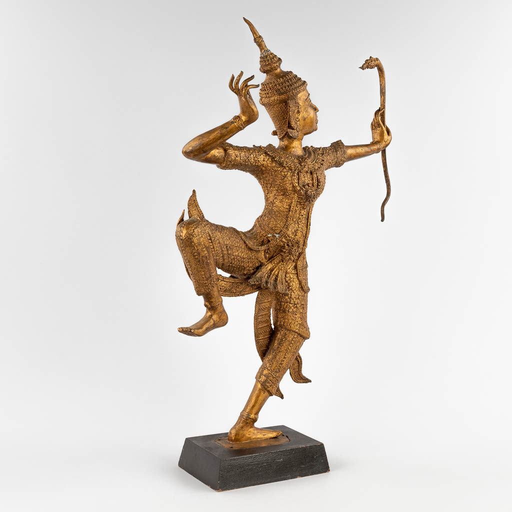 Een decoratieve Balinese danser, verguld metaal. 20ste eeuw. (W:50 x H:75 cm)