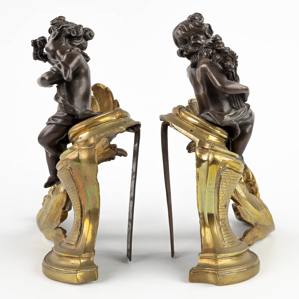 A pair of fireplace bucks decorated with putti in Louis XV style. 19th C. (W:33 x H:30 cm)