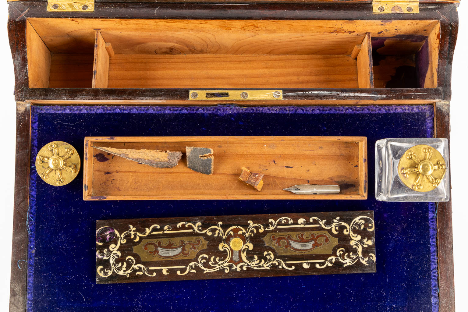 Een antieke schrijfdoos, Boulle en marqueterie inlegwerk. Napoleon 3. (L:24 x W:31 x H:10,5 cm)