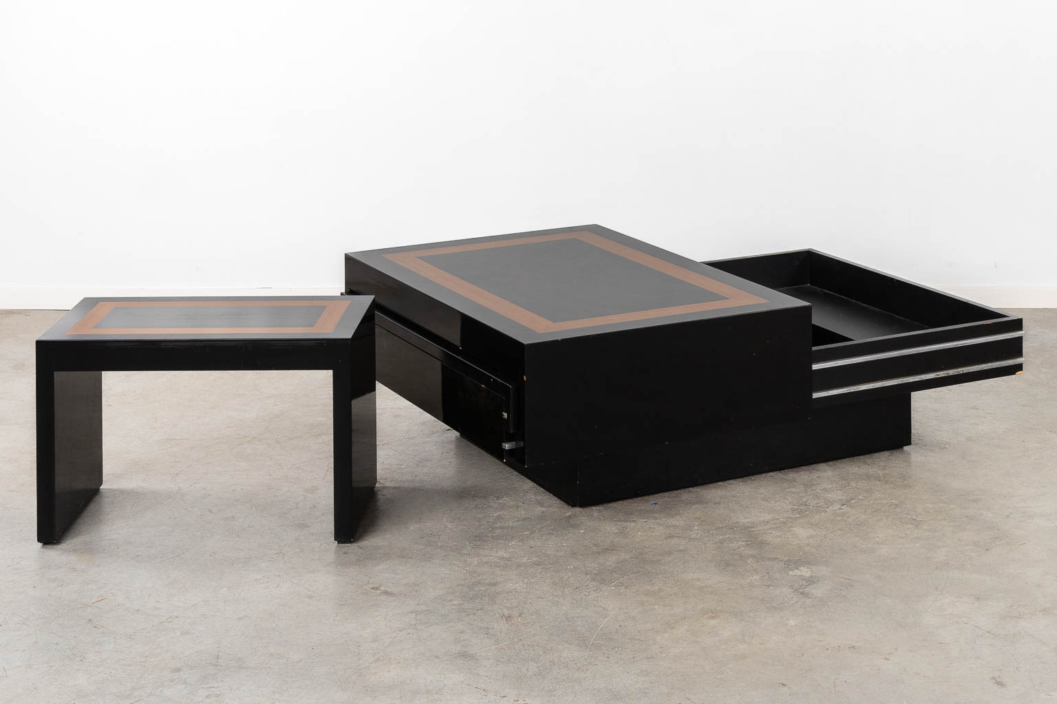A slideable coffee table, added a bench. Lacquered wood. (L:110 x W:145 x H:47 cm)