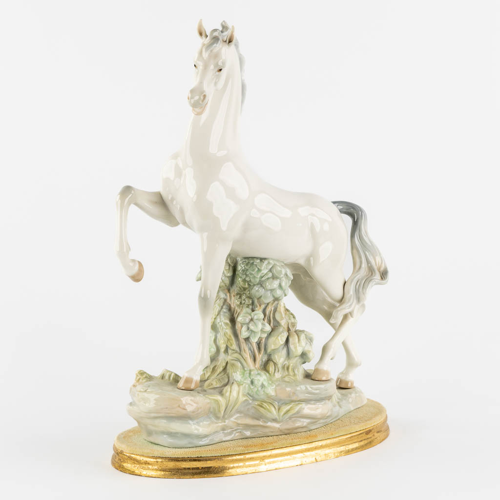 Lladro, een Paard. Polychroom porselein.
