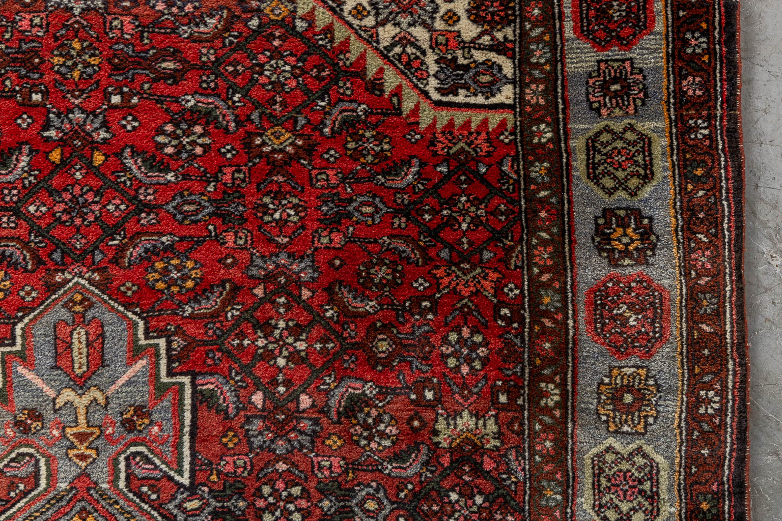 An Oriental hand-made carpet, Hamadan. (L:197 x W:127 cm)