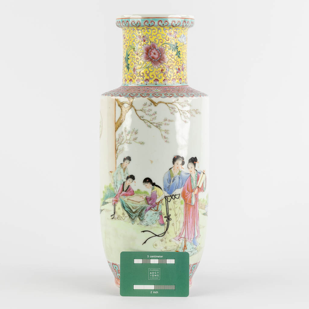 A Chinese vase with fine decor of ladies, 20th C. (H:35 x D:14 cm)