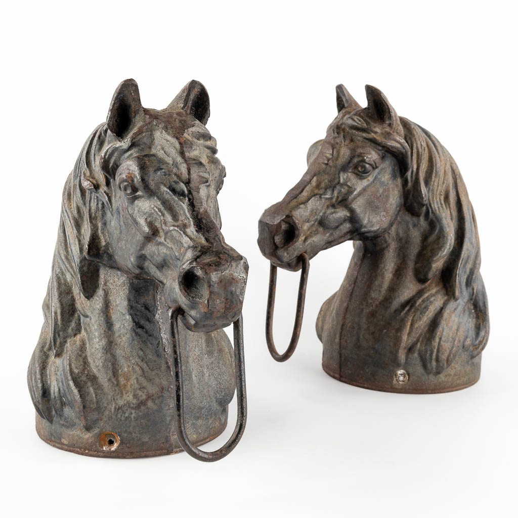 Two decorative horse heads, cast-iron, 20th C. (D:16 x W:25 x H:27 cm)