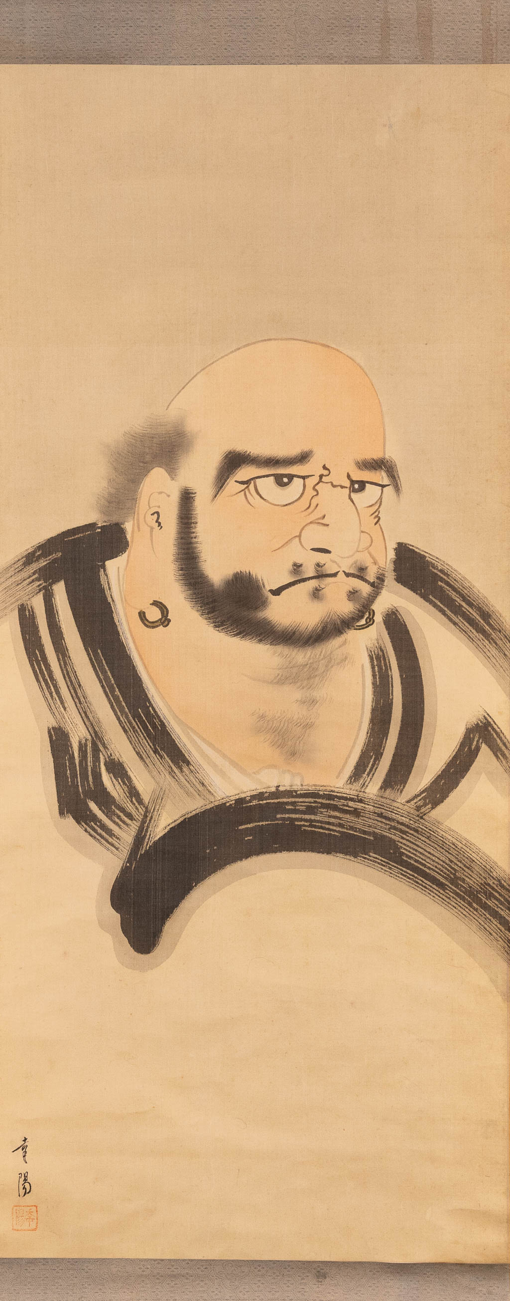 Een Chinese scroll met afbeelding van een wijze man, geschilderd op zijde. (W: 55 x H: 145 cm)