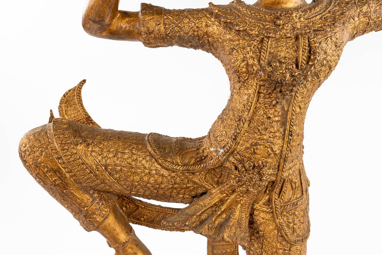 A decoratieve Balinese dancer, gilt metal. 20th C. (W:50 x H:75 cm)