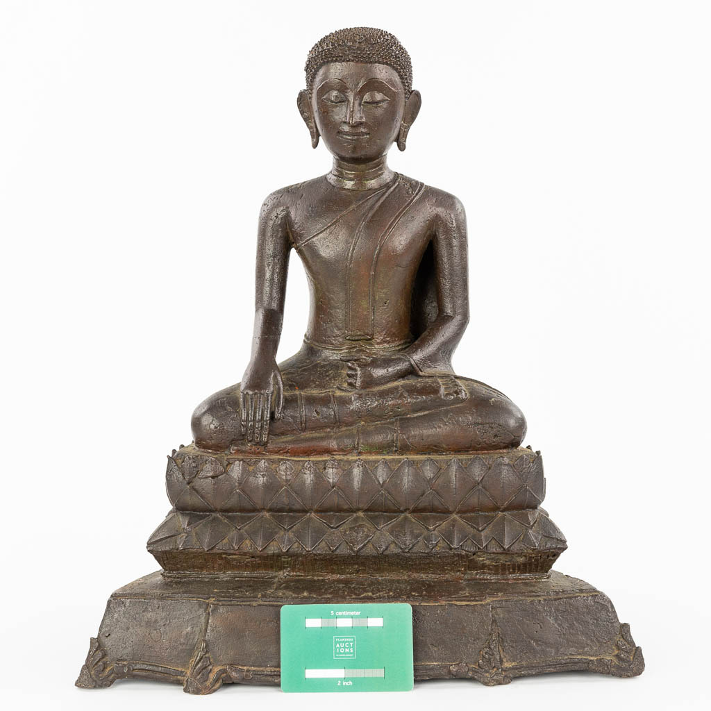A statue of a Thai Buddha, made of bronze. (H:44cm)