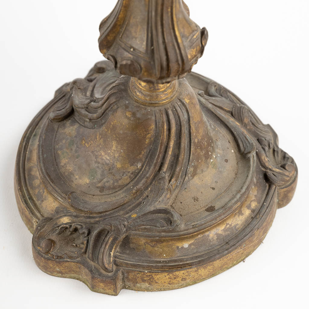 Een paar tafelkandealars, brons in Lodewijk XV stijl. Circa 1900. (D:30 x W:30 x H:45 cm)