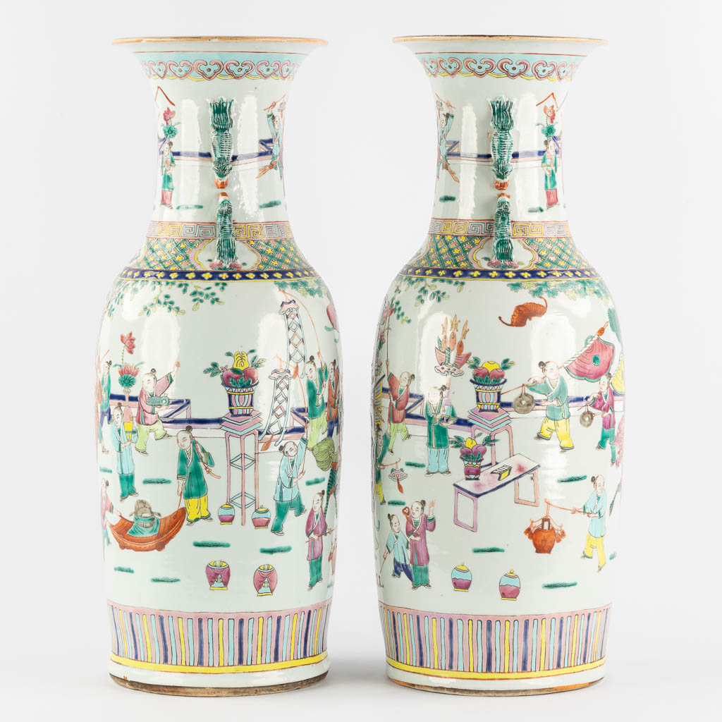 A pair of Chinese Famille Rose vases, Parade with dragons. (H:60 x D:23 cm)