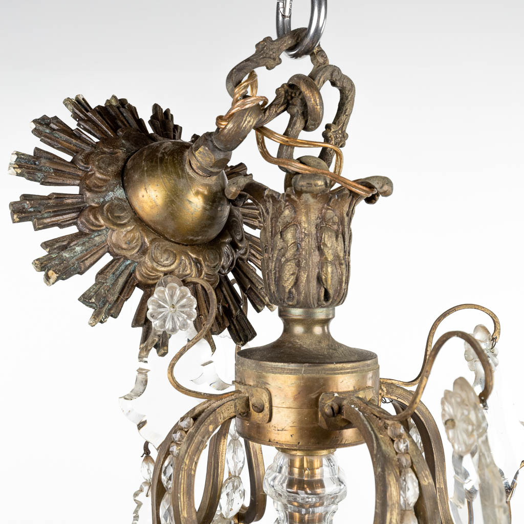 A large chandelier made of bronze and decorated with cut glass, 16 points of light. (H:120cm)
