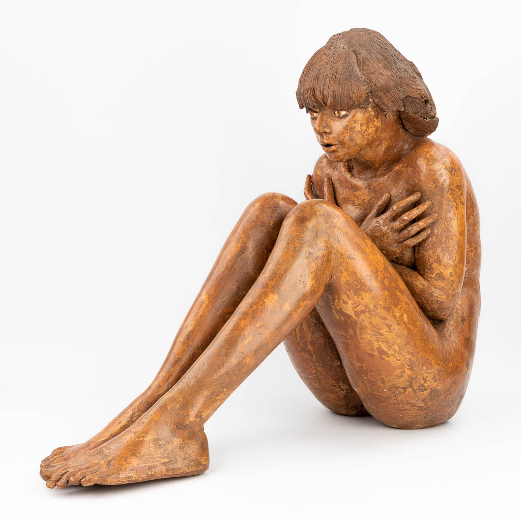 Jan DUMORTIER (XX-XXI) 'Zittende dame' een beeld gemaakt uit terracotta. Circa 1980.  (L:83 x W:30 x H:69 cm)
