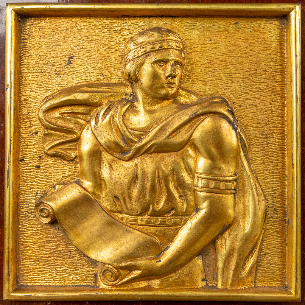 Decoene, een uitzonderijk dressoir met verguld bronzen plaquettes. Circa 1950. (D:50 x W:300 x H:100 cm)