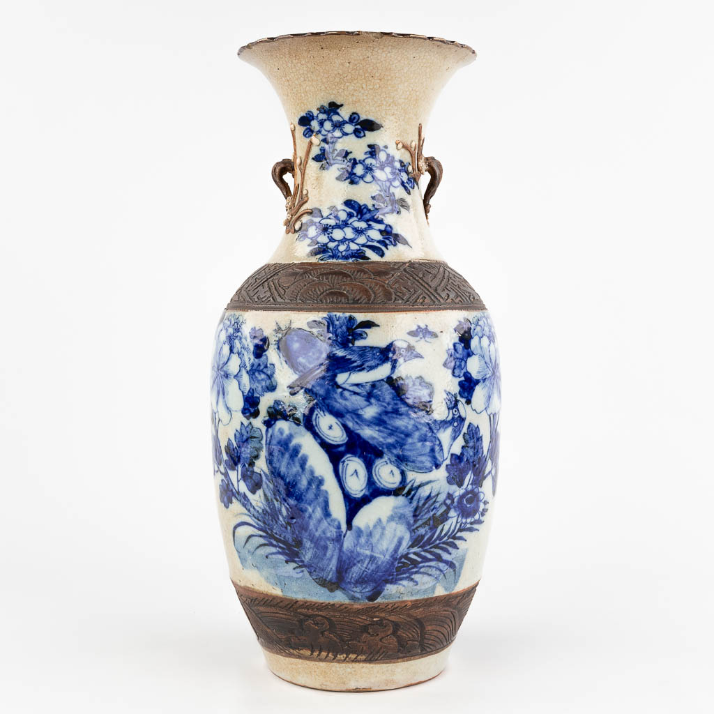  Een Chinese vaas, Nanking steengoed met blauw-wit decor. 20ste eeuw. 