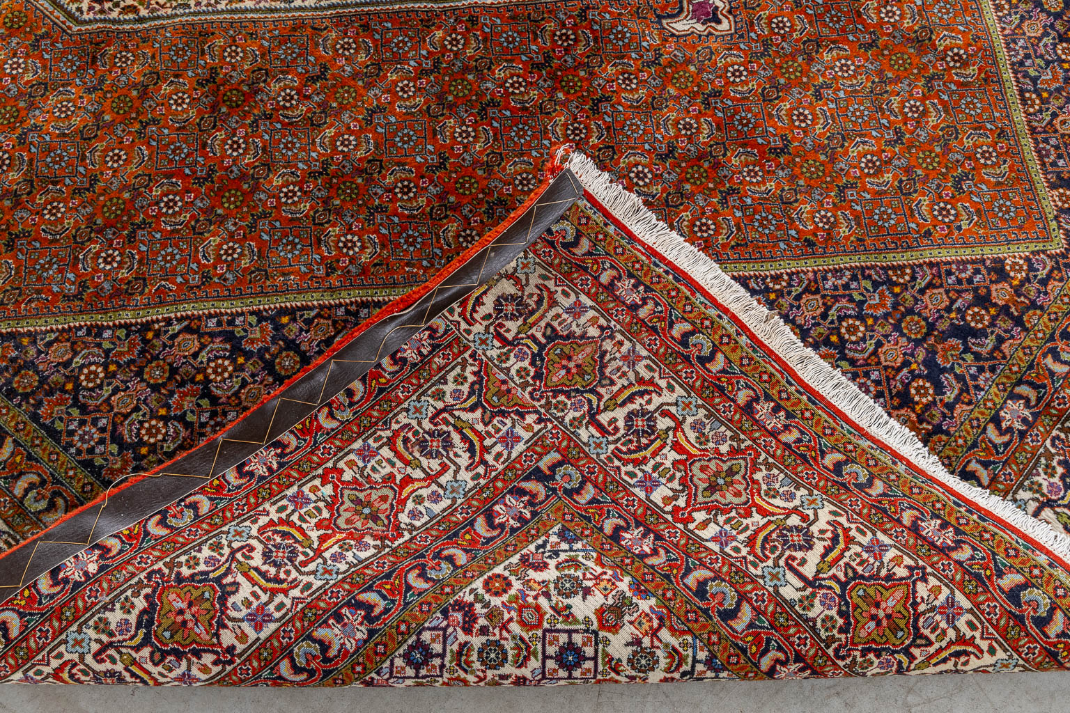 An Oriental hand-made carpet, Bidjar. (L:354 x W:253 cm)