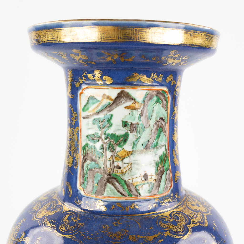 Een Chinese vaas met blauw decor van krijgers en de keizer. 19de eeuw. (H: 60,5 x D: 22 cm)
