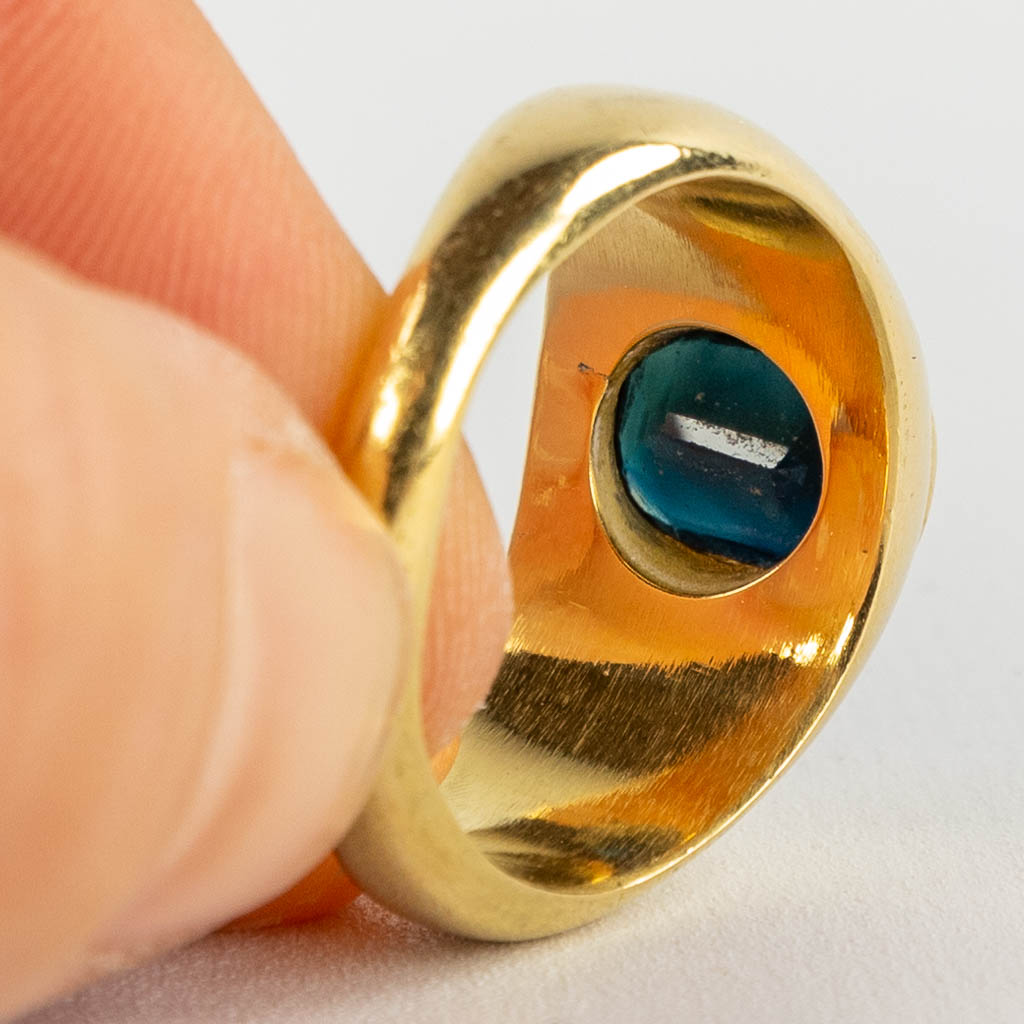Een geel gouden ring met grote gefacetteerde saffier. 22,56g.