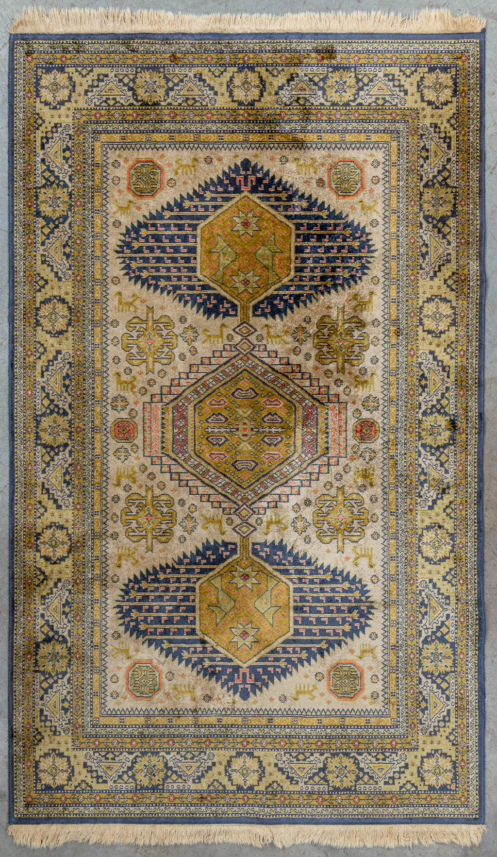 A carpet made of silk, machine made. (170 x 102 cm)
