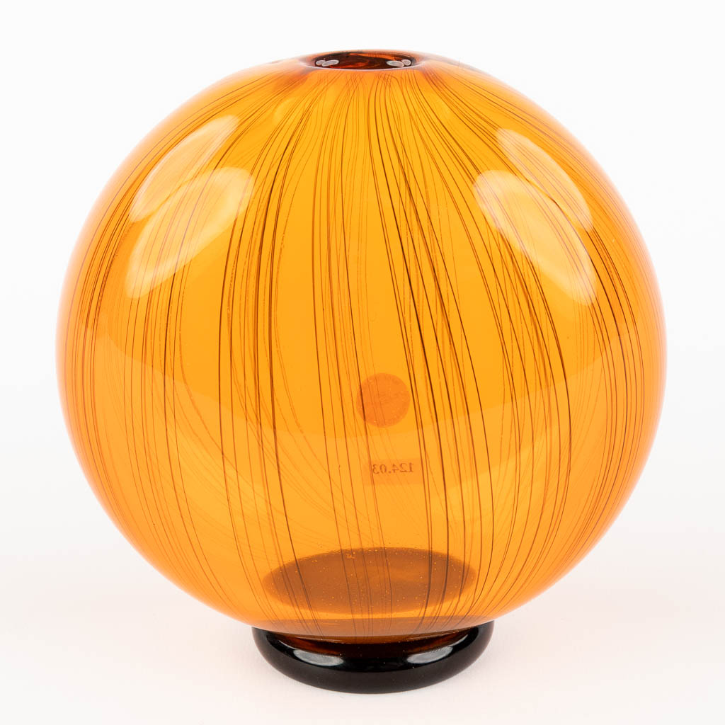 Seguso Viro, Murano, een vaas uit oranje en zwart glas. (D:8 x W:15 x H:16 cm)