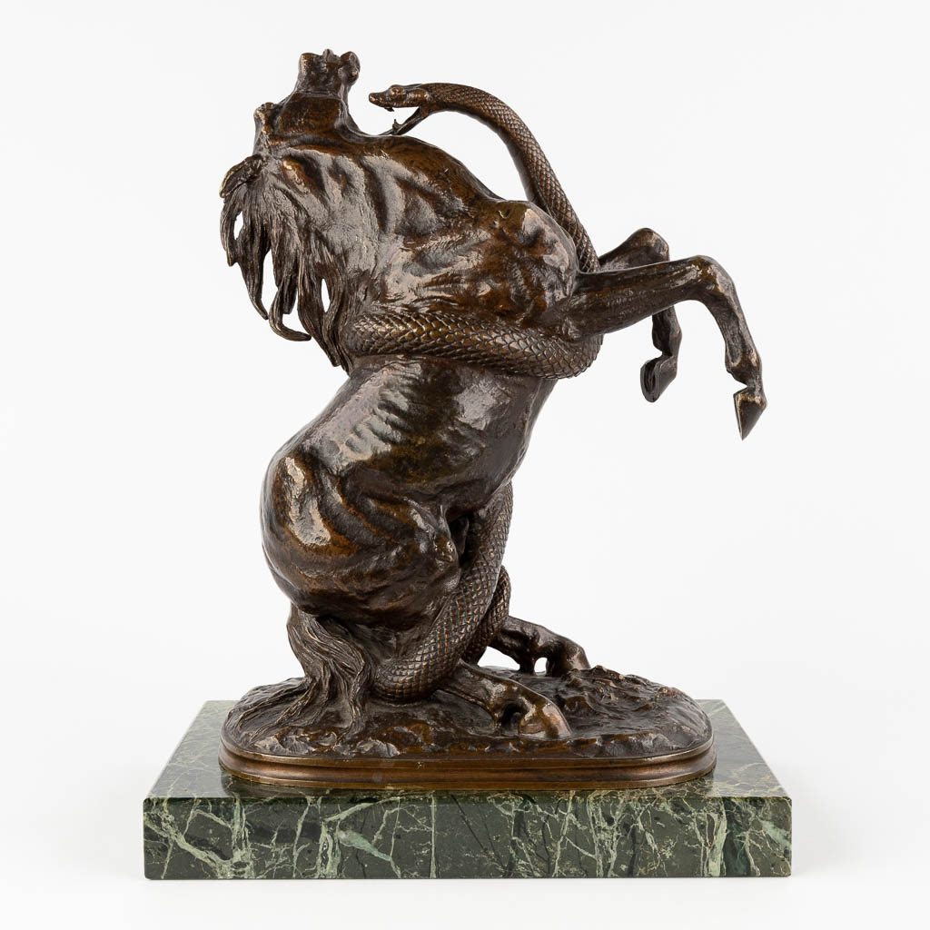 Paard gewurgd door een slang, gepatineerd brons. (D:14 x W:20 x H:30 cm)