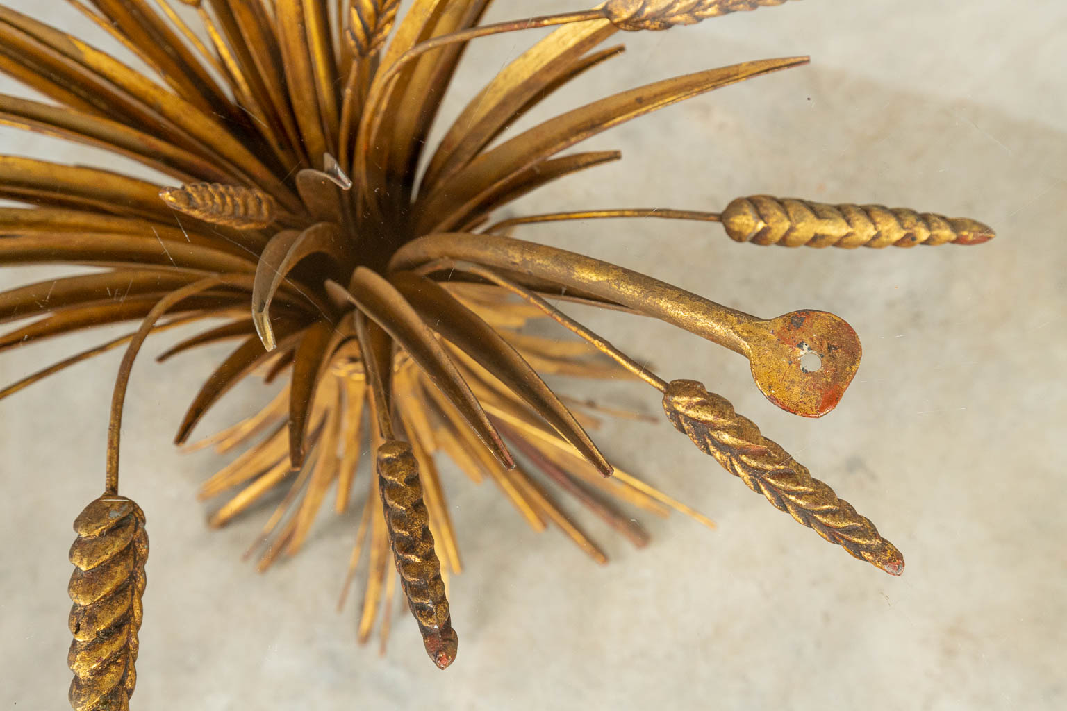 Een mid-century salontafel gemaakt uit metalen korenaren en glazen blad. 