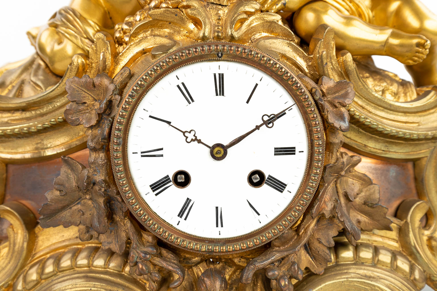 A mantle clock made of gilt bronze and decorated with putti in Louis XV style. (H:36cm)