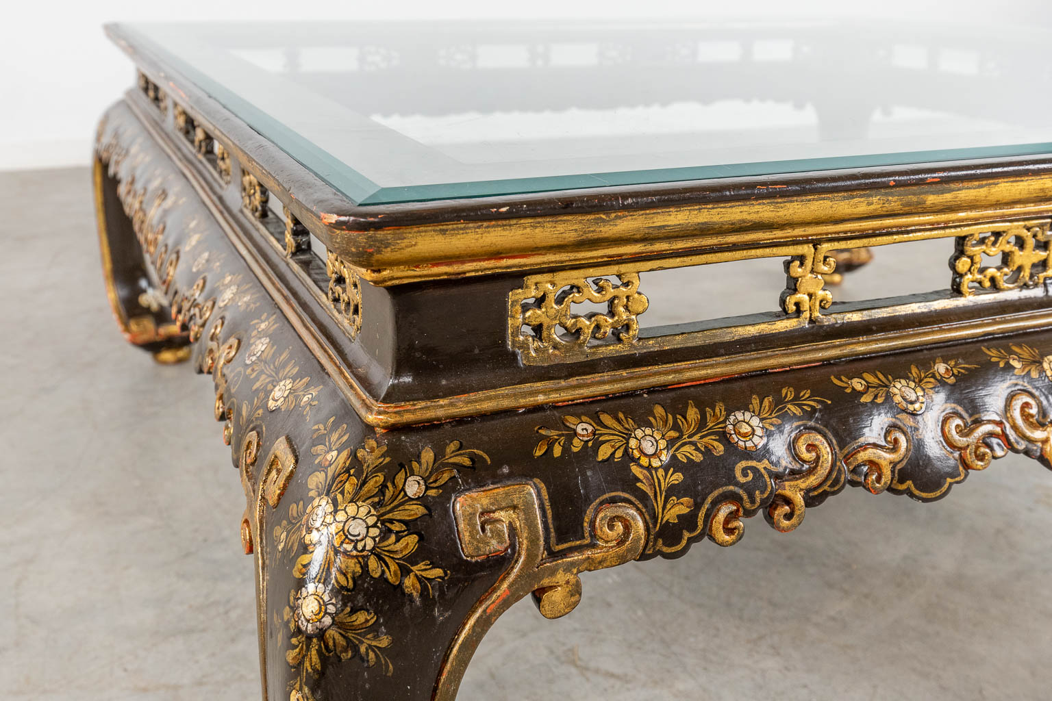 Een grote Oosterse salontafel, hout en glas. 20ste eeuw. (D:124 x W:124 x H:46 cm)