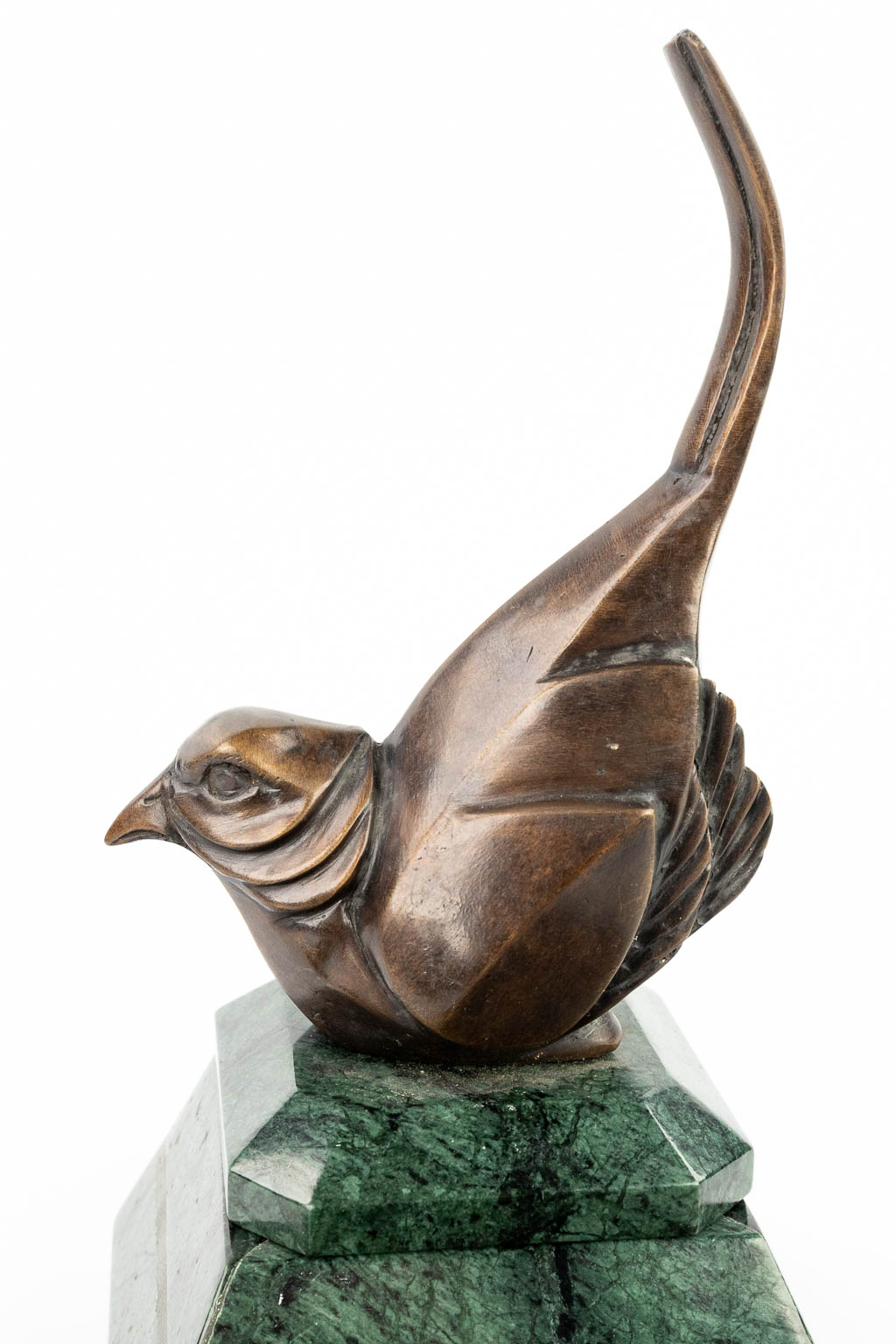 Een 'Vide Poche' gemaakt uit marmer met een vogel gemaakt uit brons in art deco stijl. (H: 26,5)
